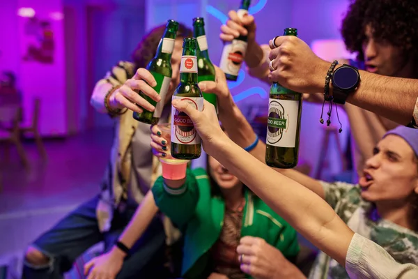 Close Mãos Jovens Interculturais Brindar Com Garrafas Verdes Cerveja Casa — Fotografia de Stock