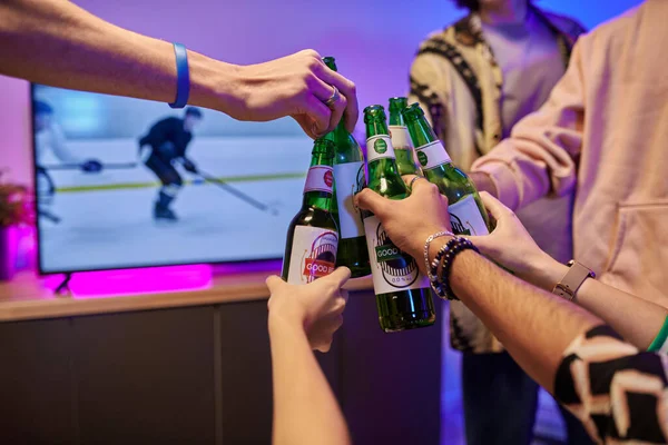 Handen Van Jonge Vrienden Kloppen Met Flessen Bier Voor Terwijl — Stockfoto