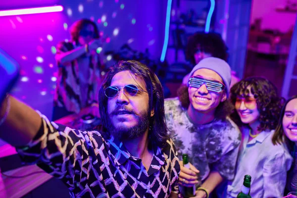 Joven Barbudo Gafas Sol Camisa Tomando Selfie Con Grupo Amigos — Foto de Stock