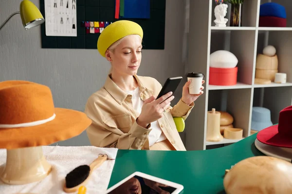 Joven Artesana Descansada Usando Teléfono Inteligente Tomando Café Descanso Medio — Foto de Stock