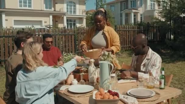 Genç Siyahi Kadın Yaz Günü Arka Bahçede Arkadaşlarıyla Parti Veriyor — Stok video