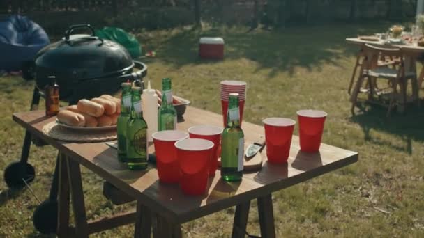 Деревянный Стол Подается Пластиковыми Чашками Эля Пива Напитки Булочки Колбасы — стоковое видео