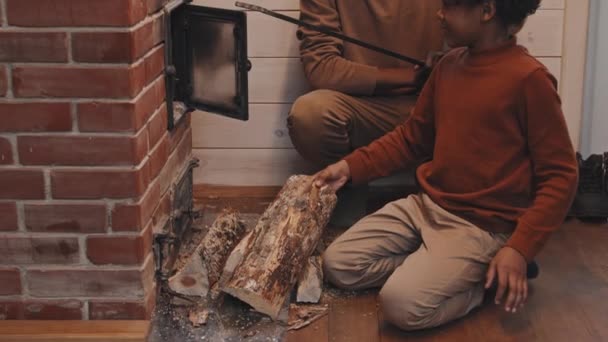 Zeitlupe Eines Afroamerikanischen Jungen Der Seinem Vater Hilft Einem Wintertag — Stockvideo
