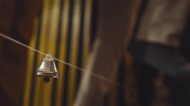 Düşük açılı bulanık kesilmiş çift üzerinde zil olan gerilmiş misinayı geçiyor.