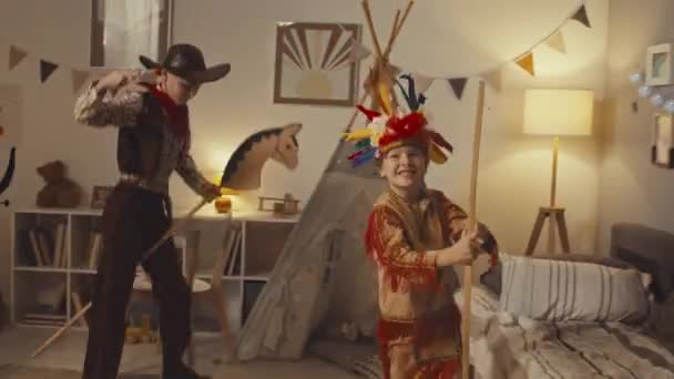 Medium Lång Tre Barn Klädda Stamkläder Och Cowboys Springa Runt — Stockvideo