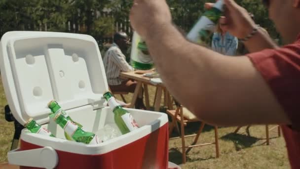 Uomo Del Medio Oriente Prendere Bottiglia Birra Raffreddata Dalla Scatola — Video Stock