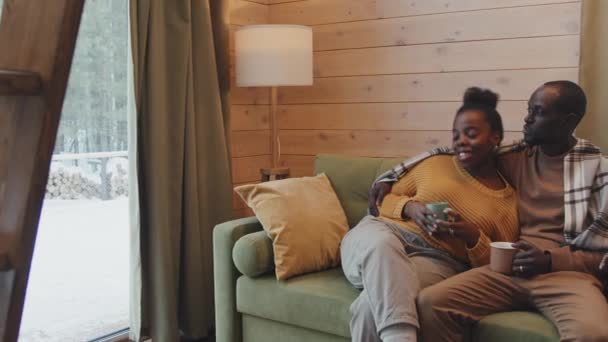Afroamerykanin Mężczyzna Kobieta Miłości Siedzi Zrelaksowany Kanapie Wiejskim Domu Salon — Wideo stockowe