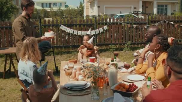 Famiglia Amici Festeggiano Compleanno Del Cane Seduto Tavola Nel Cortile — Video Stock