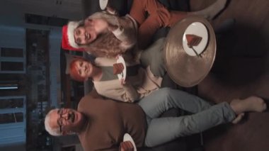 Doğumgünlerinde evde pasta yiyen büyükbabalar, çocuklar ve yetişkinlerin el bilgisayarı.