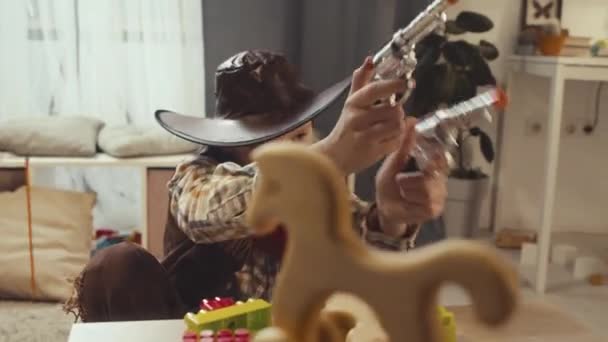 Medio Chico Caucásico Vestido Como Vaquero Disparando Armas Juguete Sala — Vídeos de Stock