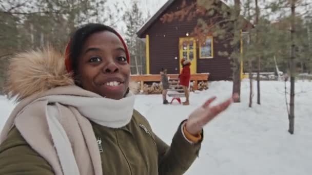Moderne Afro Amerikaanse Blogger Maakt Video Wintervakantie Bosdorp Met Haar — Stockvideo