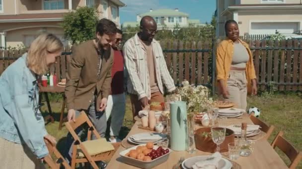 Yemek Masasında Oturan Çok Irklı Arkadaş Grubu Yaz Günü Dışarıda — Stok video