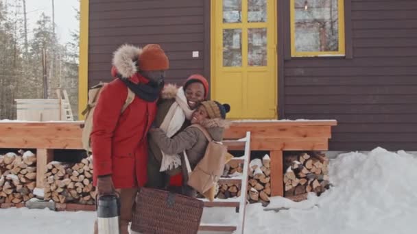 African American Family Three Arrive Country House Winter Vacation Cheerful — Stock Video