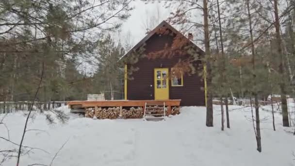 Powiększenie Brązowy Drewniany Dom Żółtymi Drzwiami Małe Okno Ganek Stos — Wideo stockowe