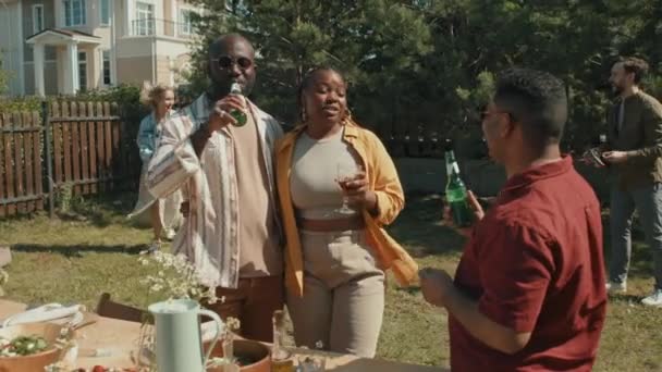 Elegante Joven Negro Hombre Mujer Enamorados Tomar Bebidas Charlar Con — Vídeo de stock
