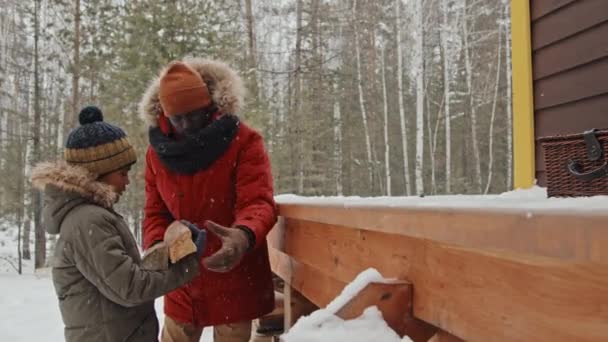 Genç Afro Amerikan Bir Adam Karlı Kış Gününde Odun Yığınının — Stok video