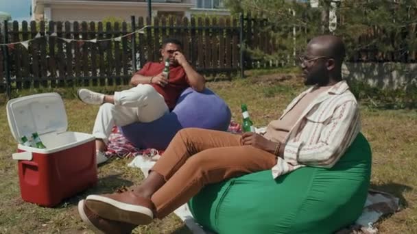 Afro Amerikalı Orta Doğulu Erkekler Arka Bahçede Rahat Rahat Oturup — Stok video