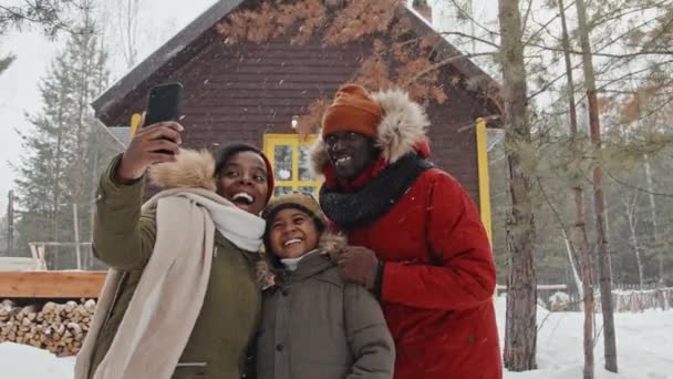 Kahverengi Ahşap Kır Evine Karşı Ayakta Duran Kış Günü Selfie — Stok video