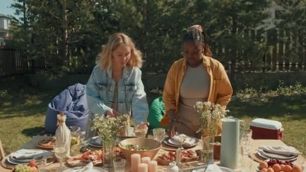 Ethniquement Diverses Jeunes Femmes Mettant Table Manger Avec Nourriture Délicieuse — Video