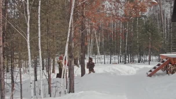 慢镜头下 现代非洲裔美国人家庭抵达位于森林中的乡村住宅 在那里度过寒假 — 图库视频影像