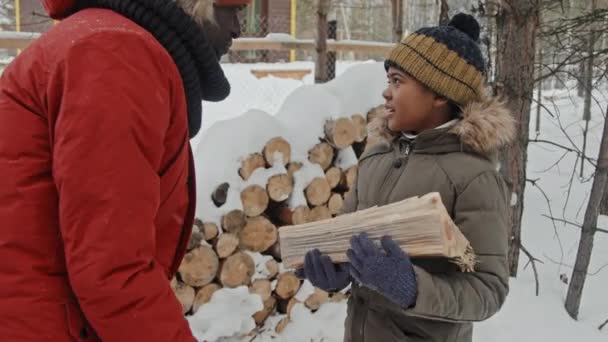 Preteen Černošky Chlapec Pomáhá Svému Otci Přinést Dřevo Domů Mrazivý — Stock video