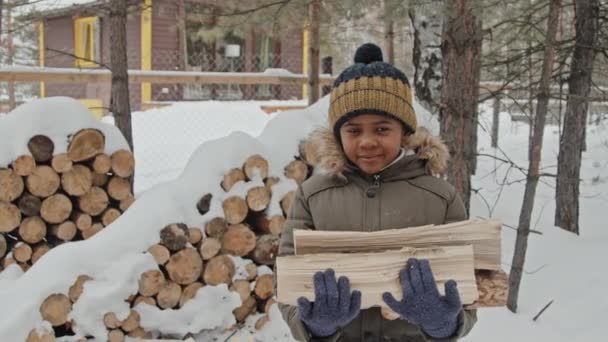 Moderní Černé Dítě Nosí Teplé Oblečení Stojící Venku Zasněžené Zimní — Stock video