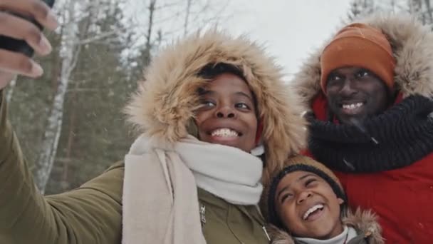 Neşeli Siyahi Adam Kadın Oğulları Kış Günlerini Parkta Akıllı Telefon — Stok video