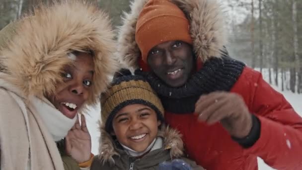 눈내리는 겨울날 스마트폰 카메라에 셀카를 찍거나 비디오를 아프리카 미국인 가족의 — 비디오