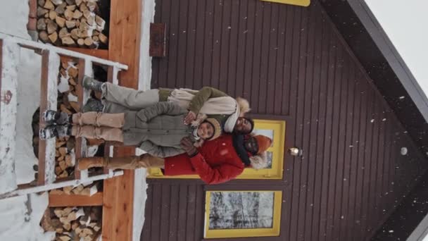 Kar Yağışlı Kış Gününde Orman Köyündeki Kır Evinde Günlük Kıyafetleriyle — Stok video