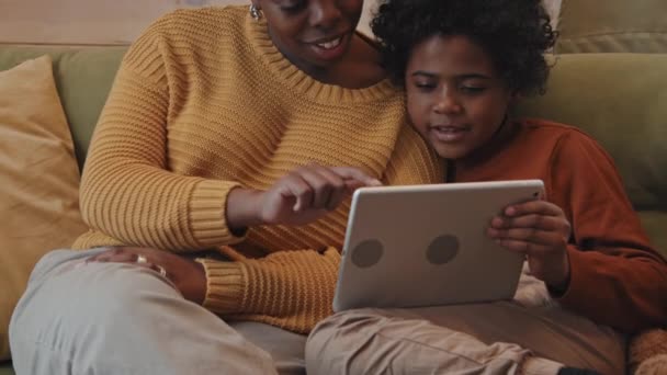 Yavaş Yavaş Afro Amerikalı Kadın Oğlu Kanepede Oturup Dijital Tabletten — Stok video