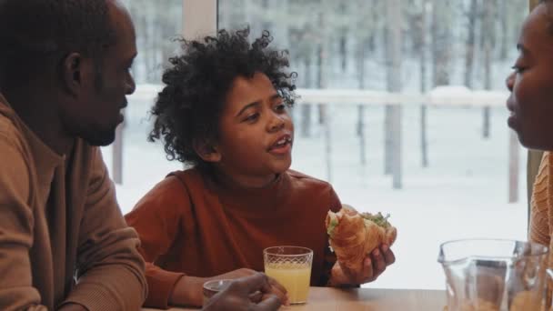 Pria Afrika Amerika Istri Dan Anaknya Duduk Meja Makan Sandwich — Stok Video