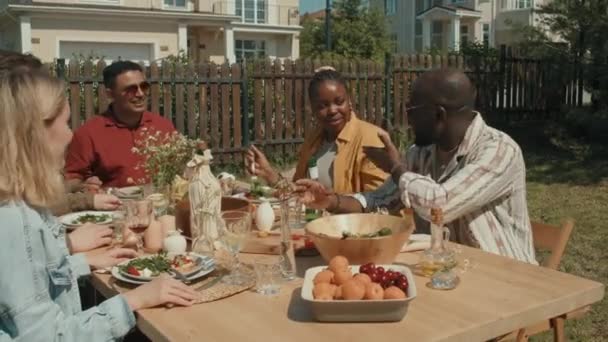 윤리적으로 남녀들 여름날 파티에서 점심을 잡담을 하면서 주말에 시간을 보낸다 — 비디오