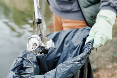 Şehir parkındaki işçinin özel sopayla çöp topladığı yakın plan görüntüsü