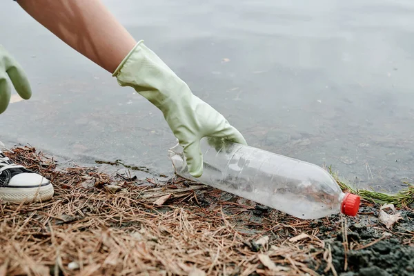 Ręka Ochotnika Zbierającego Śmieci Nad Brzegiem Jeziora — Zdjęcie stockowe