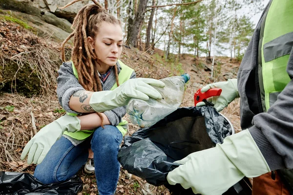 Młoda Para Zbierająca Śmieci Lesie Wkładająca Brudne Plastikowe Butelki Worków — Zdjęcie stockowe