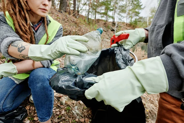 Zbliżenie Ochotników Noszących Rękawiczki Podczas Zbierania Śmieci Plastikowej Torbie — Zdjęcie stockowe