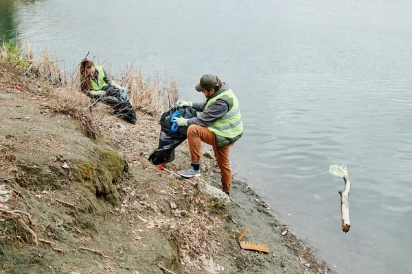 Para Sprzątająca Brzeg Jeziora Pakująca Śmieci Plastikowych Toreb — Zdjęcie stockowe