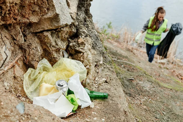 Śmieci Pozostawione Przez Turystów Brzegu Jeziora Wolontariusz Zbierający Śmieci Tle — Zdjęcie stockowe