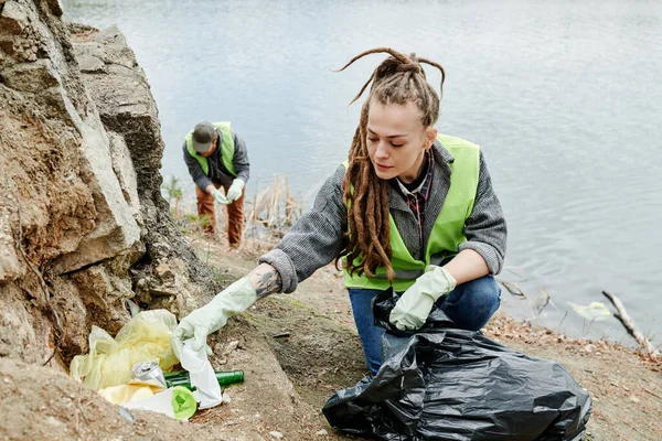 Młoda Kobieta Biorąca Udział Sprzątaniu Jeziora Śmieci Pozostawionych Przez Turystów — Zdjęcie stockowe