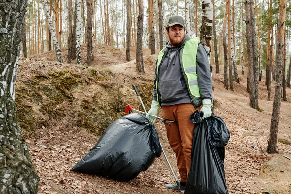 森の中で収集したゴミ袋を持った流浪の男 — ストック写真