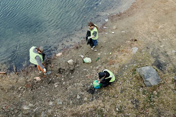 Młodzi Ludzie Napełniają Worki Śmieci Śmieciami Znalezionymi Jeziorze — Zdjęcie stockowe