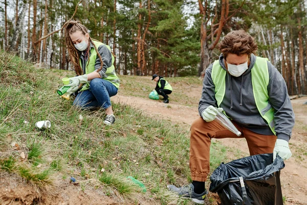 Wolontariusze Zbierający Śmieci Parku Wkładający Duże Czarne Plastikowe Torby — Zdjęcie stockowe
