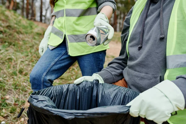 Wolontariusze Wrzucają Śmieci Które Znaleźli Lesie Plastikowej Torby — Zdjęcie stockowe