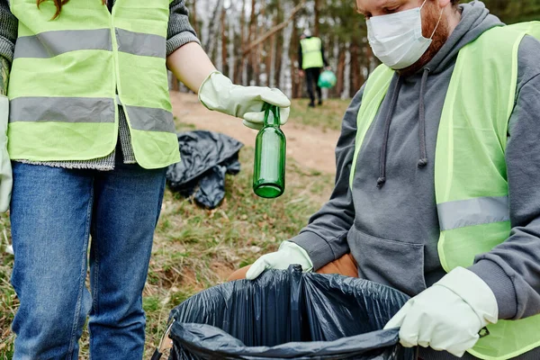 Eko Aktywiści Wkładają Dużej Plastikowej Torby Szklaną Butelkę Znalezioną Lesie — Zdjęcie stockowe