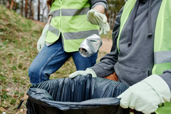Wolontariusz Rzucający Puszką Duży Plastikowy Worek Śmieci — Zdjęcie stockowe