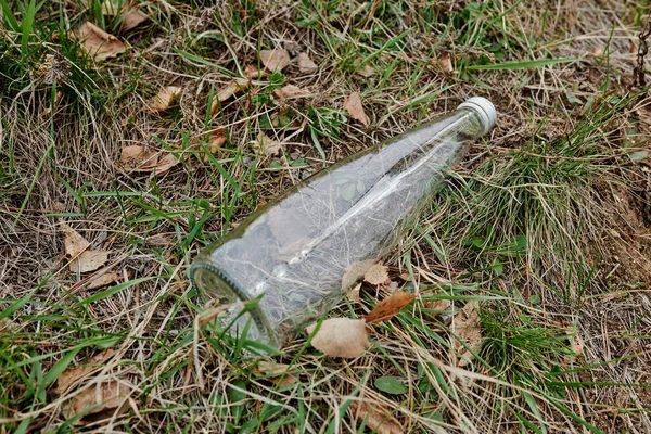 Botella Vidrio Vacía Suelo Parque Concepto Reciclaje — Foto de Stock