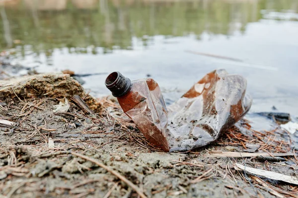 Plastikowa Butelka Plaży Nad Jeziorem Koncepcja Zanieczyszczenia — Zdjęcie stockowe