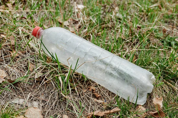 Botella Plástico Vacía Sobre Hierba Parque Ecología Voluntariado — Foto de Stock