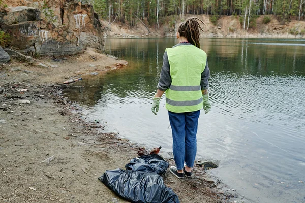 Pensive Kobieta Wolontariuszka Patrząc Powierzchni Jeziora Sprzątaniu Plaży — Zdjęcie stockowe