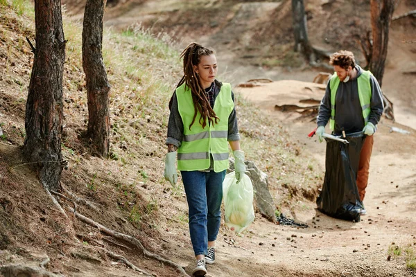 Młoda Kobieta Neonowej Zielonej Kamizelce Podczas Zbierania Śmieci Lokalnym Parku — Zdjęcie stockowe
